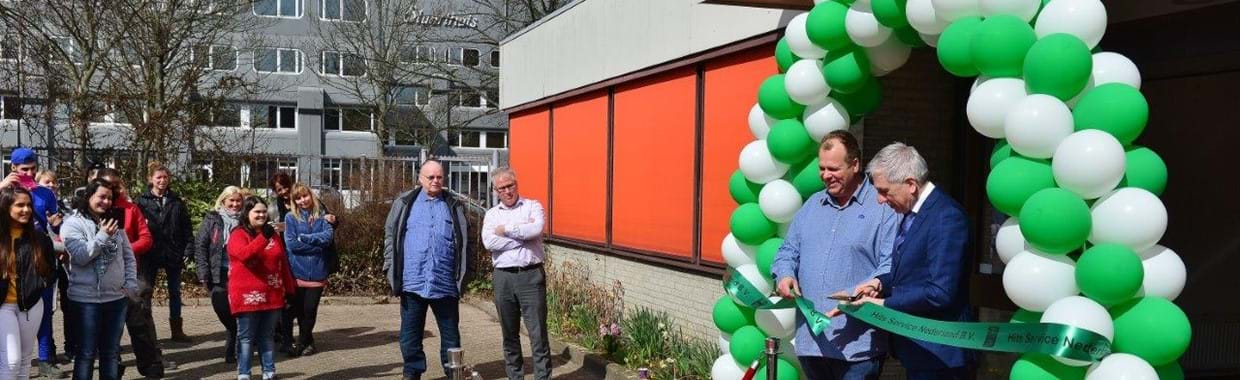 De opening van Hits Service Nederland in Plaspoelpolder door wethouder Van Hemert van Economische Zaken.