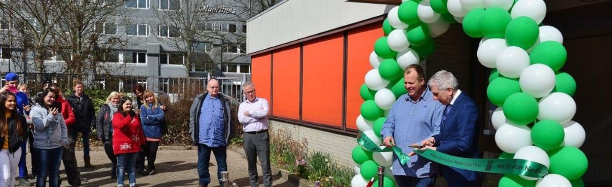 Wethouder Van Hemert en directeur Koornneef van Hits Service openen de nieuwe vestiging in de Plaspoelpolder De opening van Hits Service Nederland in Plaspoelpolder door wethouder Van Hemert van Economische Zaken.