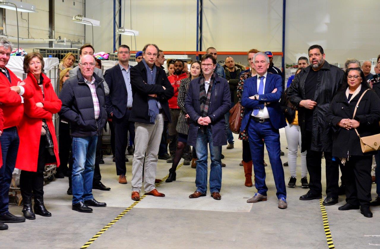 Medewerkers van Hits Service Nederland en wethouder Van Hemert van Rijswijk