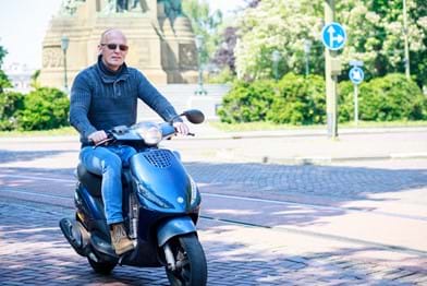 Ron Staallekker  Ron Staallekker op zijn scooter in Den Haag.